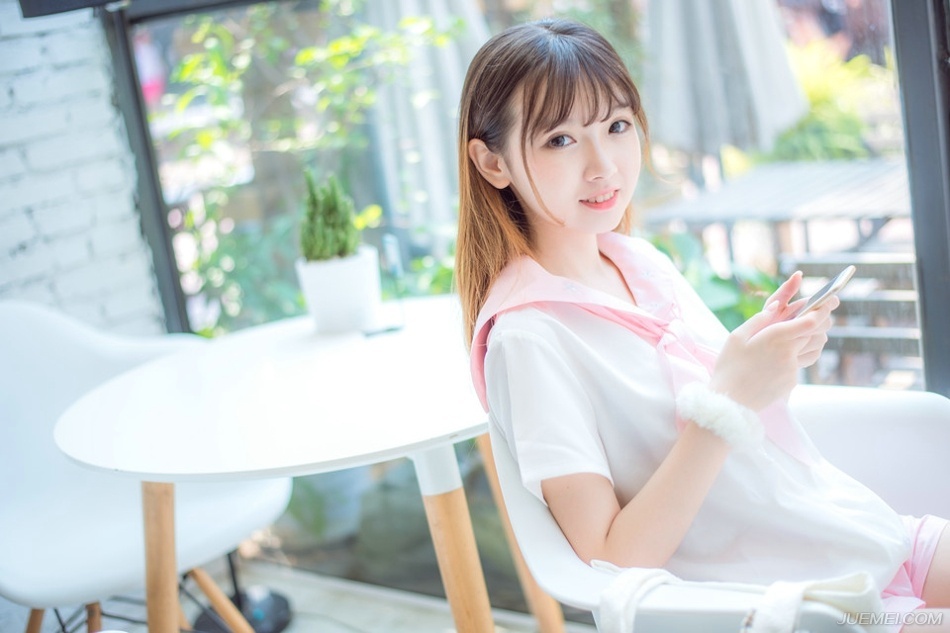 “此事你看着办，我不管，但别太过，小心过犹不及。”庞统摇了摇头，想到当初自己糊里糊涂的被贾诩拉到了吕布战车上，心里就不由得一阵腻歪。